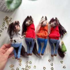 IRIS TOYS - Horse in a hoodie